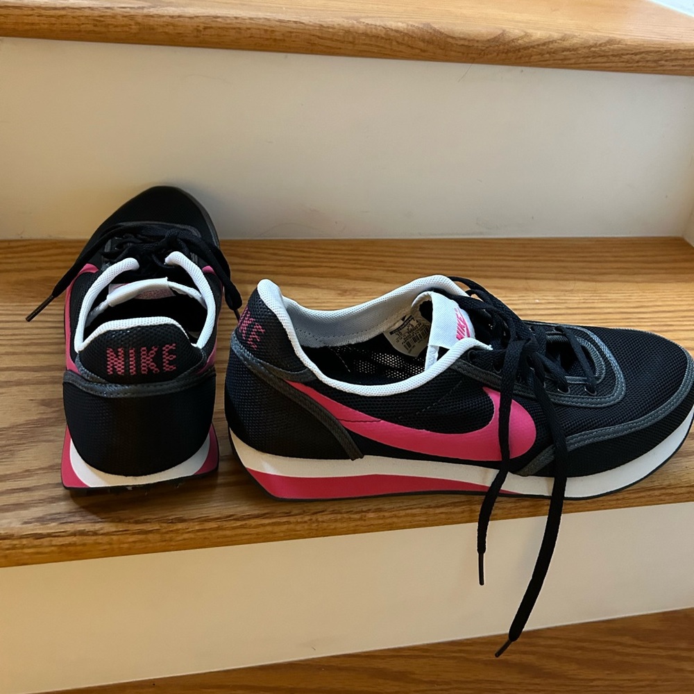 NEW NIKE size 10 womens Running/Lifestyle shoes